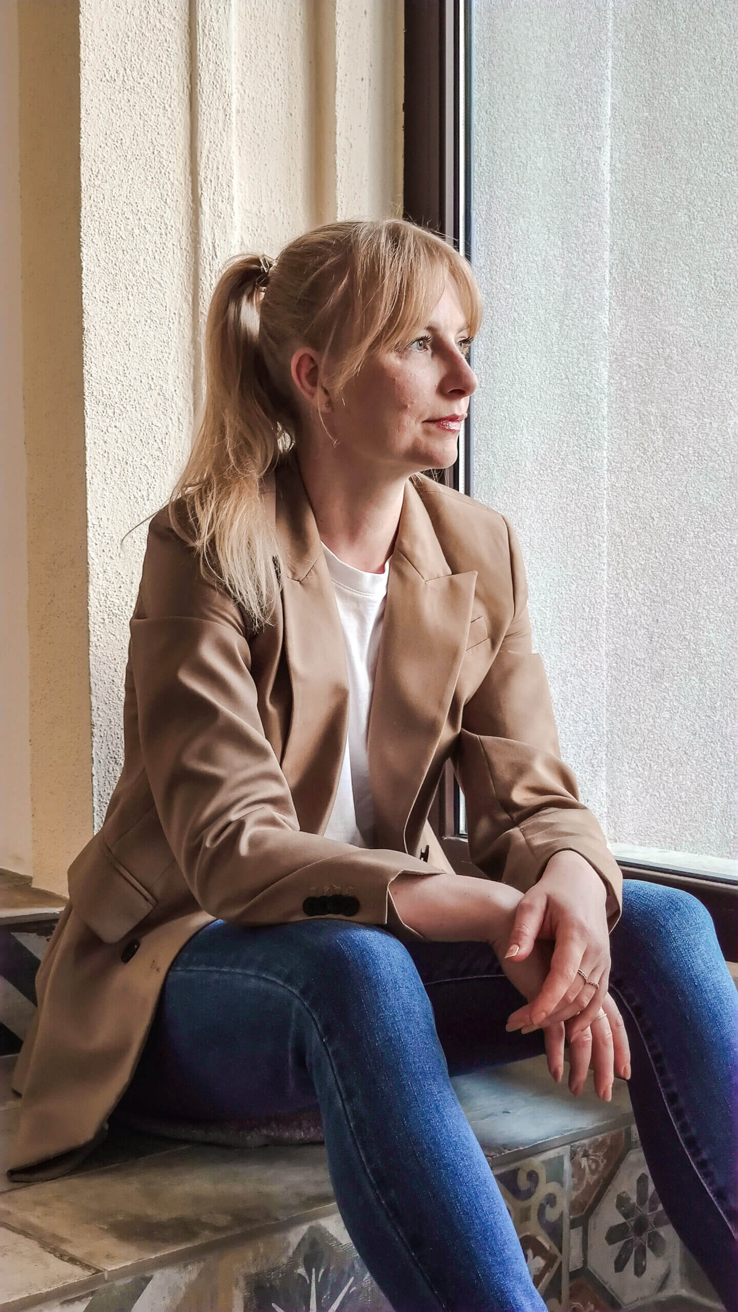 Die Autorin Barbara Jasmin beim Fotoshooting.