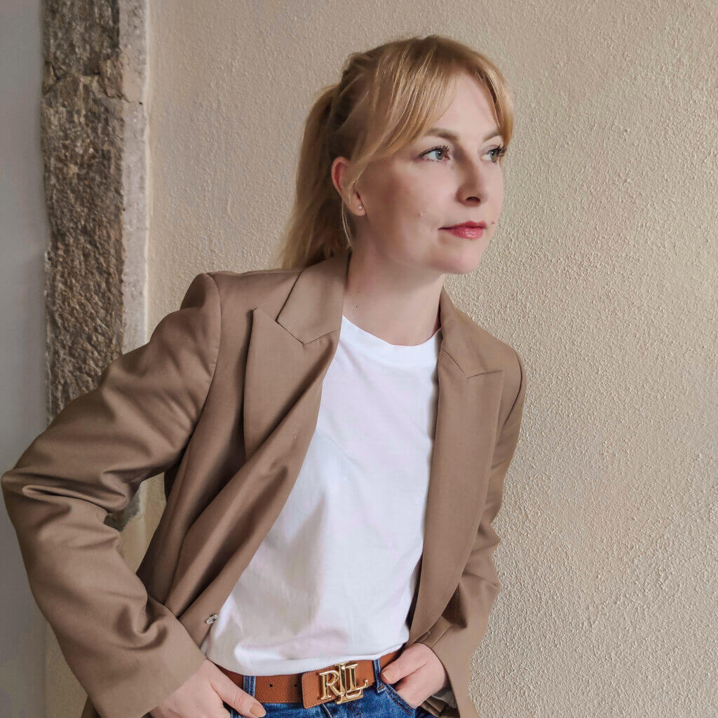Die Autorin Barbara Jasmin beim Fotoshooting.