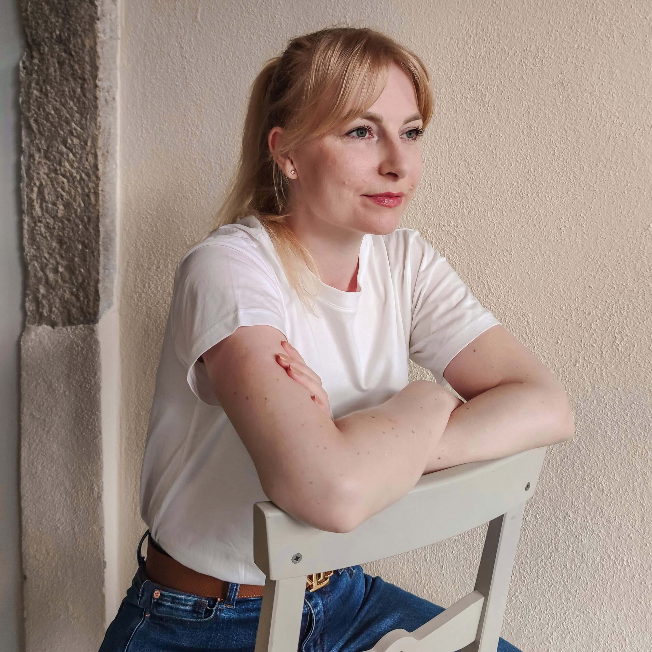 Die Autorin Barbara Jasmin beim Fotoshooting.