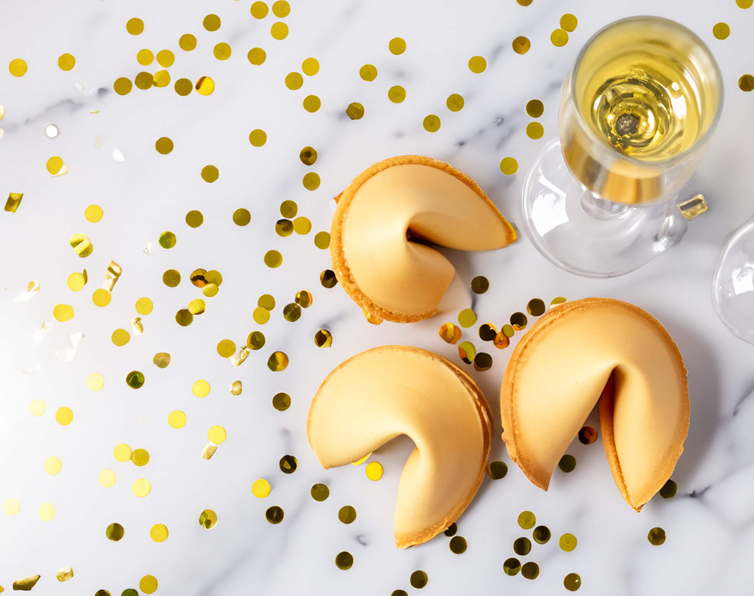 Vegane Glückskekse und ein Glas Sekt