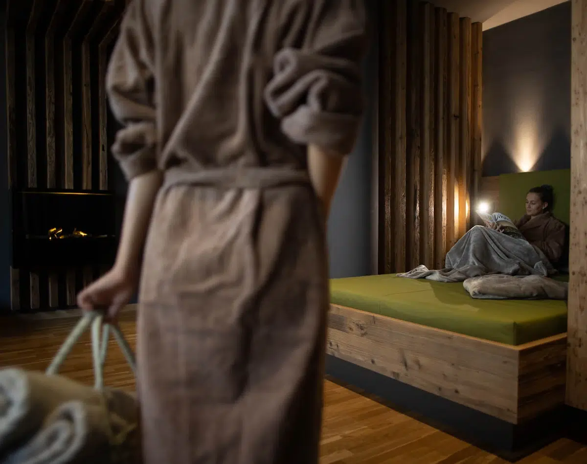 Ruheraum mit Kamin im Hotel Terentnerhof in Südtirol.