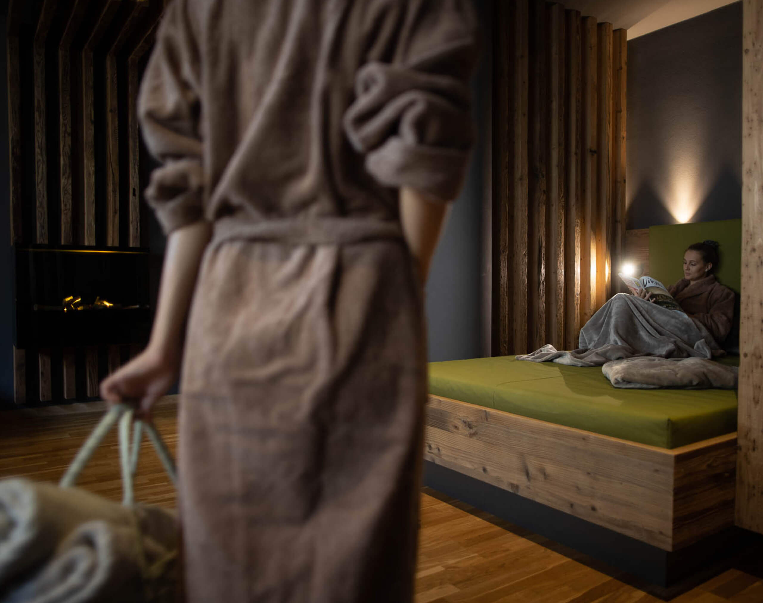 Ruheraum mit Kamin im Hotel Terentnerhof in Südtirol.