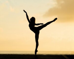 Balletttänzerin bei Sonnenuntergang