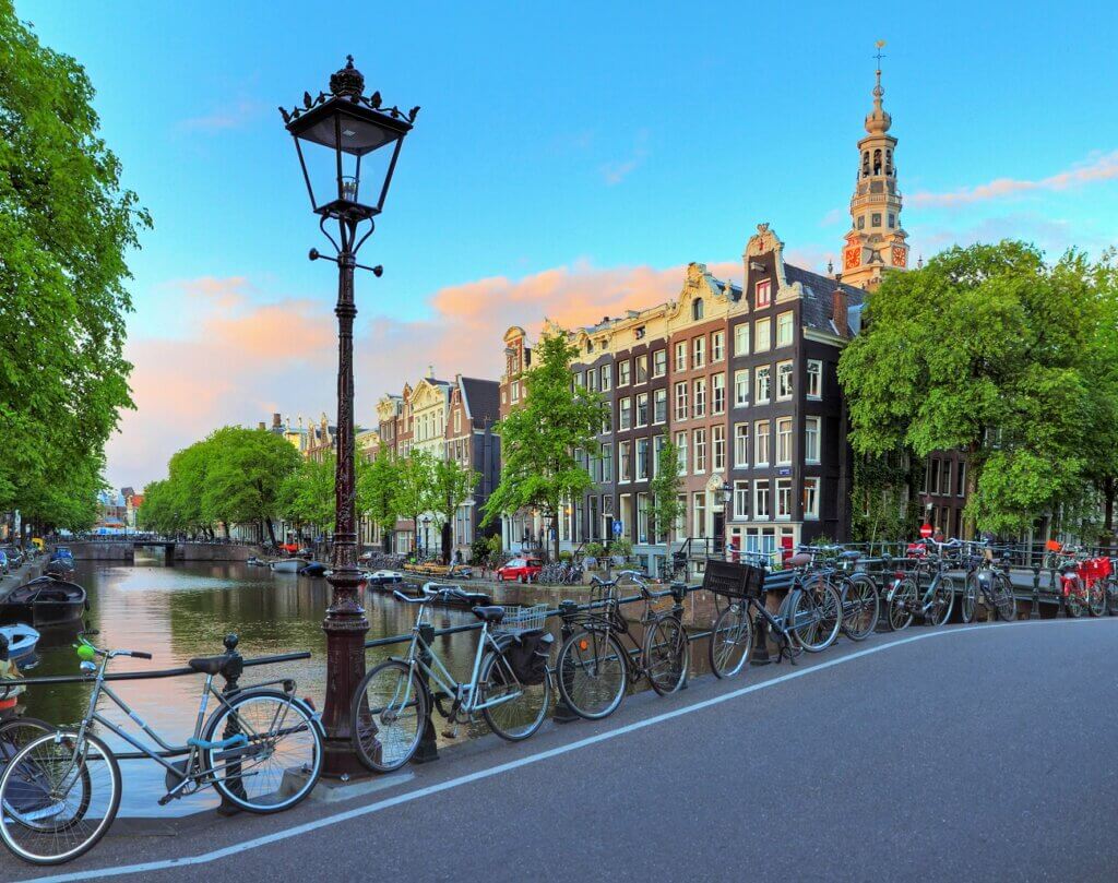 Auf einer Brücke in Amsterdam mit Blick auf die Grachten
