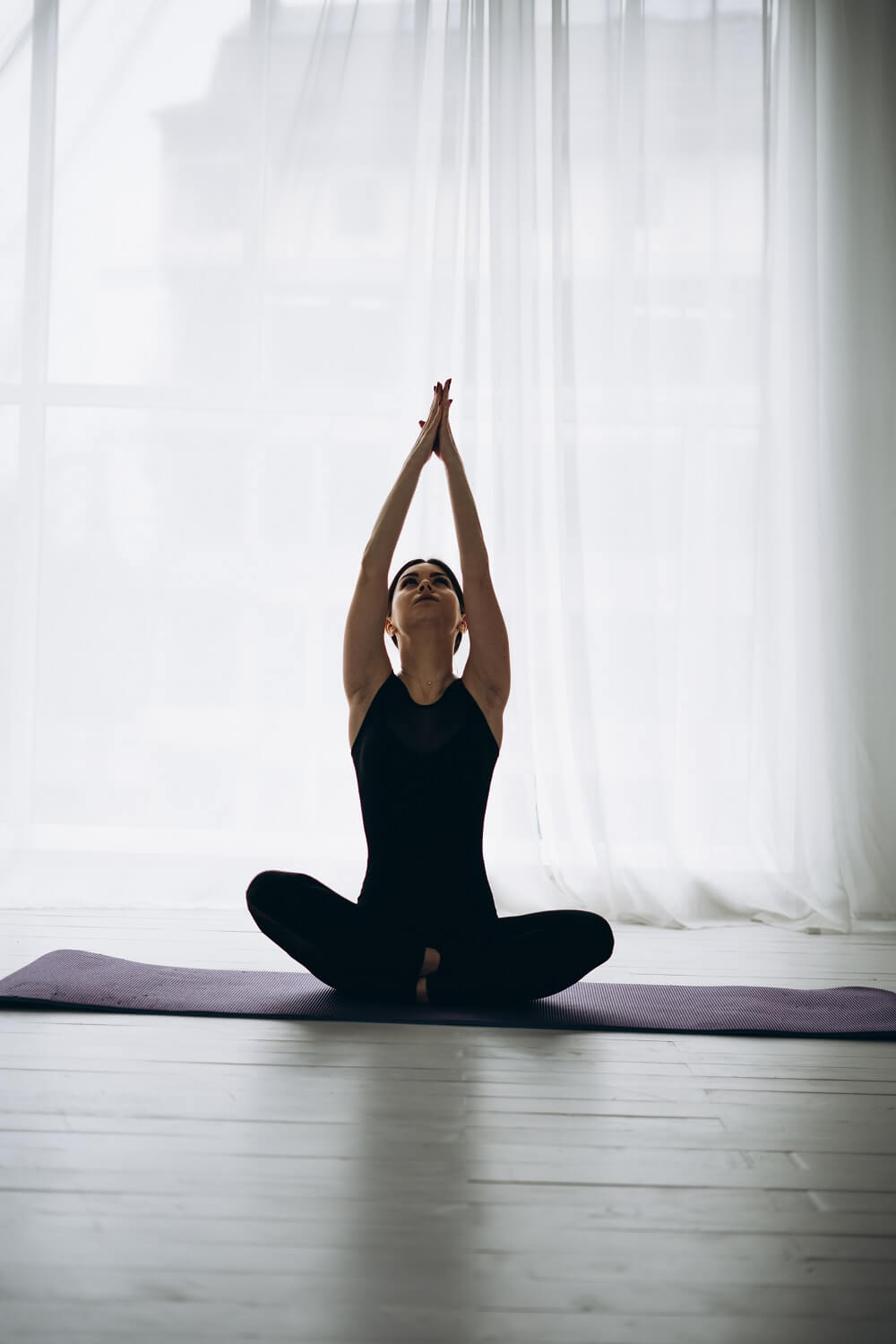 Frau die Yoga macht und sich dabei entspannt.
