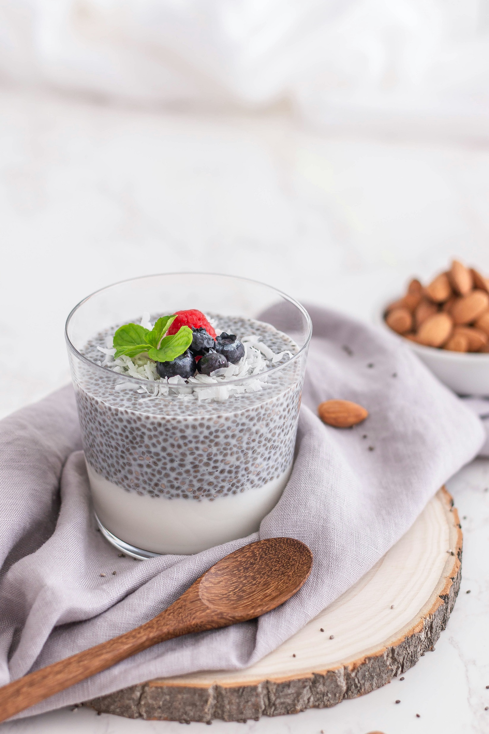 Chiapudding und eine Schale mit Mandeln.
