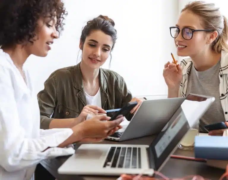 Network Marketing: Freundinnen die sich über eine Idee austauschen.