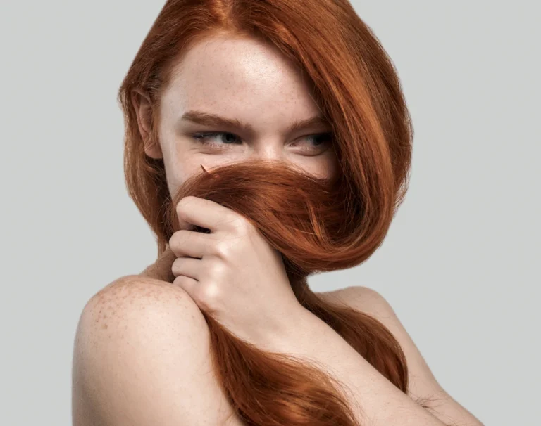 Frau mit roten langen Haaren und Sommersprossen