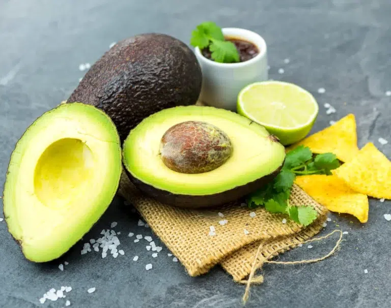 Avocado, Salz, Limette und Nachos
