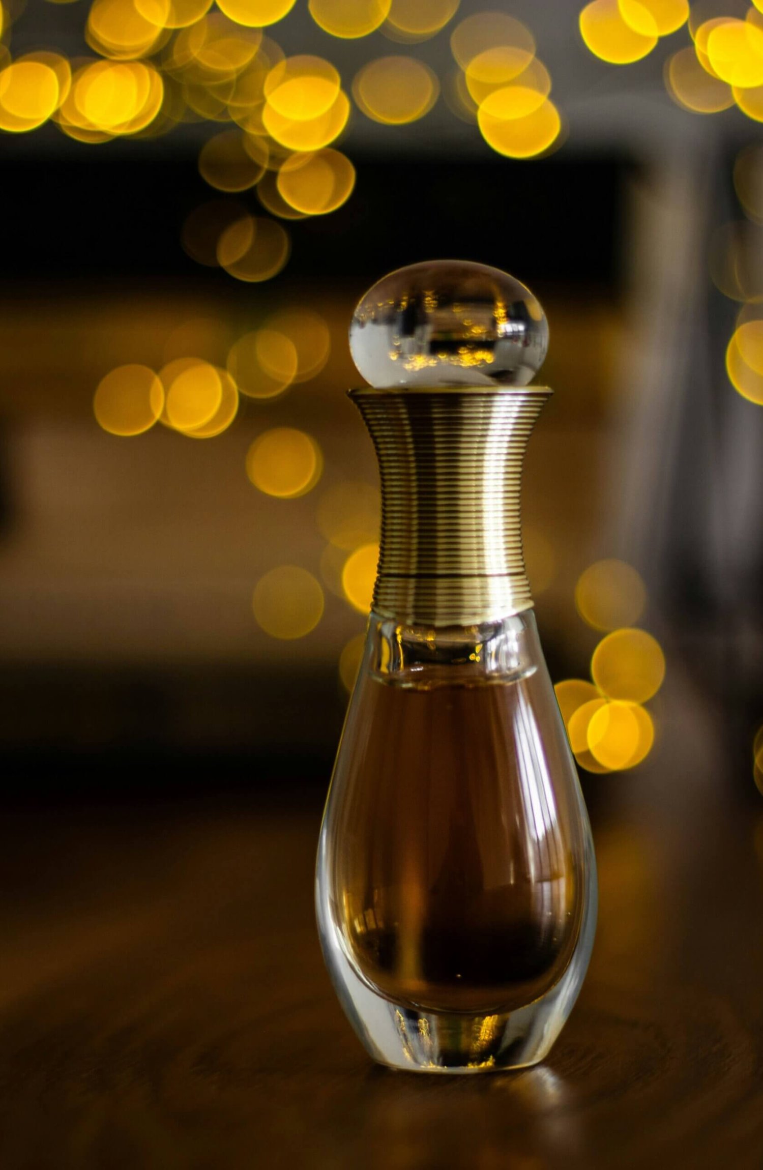 flacon-glas-parfuem Ein länglicher Flacon aus Glas mit nachhaltigen Parfüm